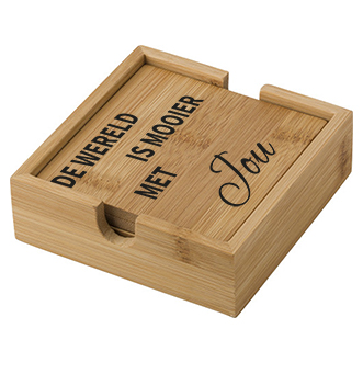 Leuke onderzetters met leuke teksten Leuke als cadeautje of kleinigheidje ! Bamboe onderzetters met gratis bakje! Er zitten 4 onderzetters met verschillende teksten in het bamboe houder. Bedrukt doormiddel van Transferdruk (geen sticker). HB-Webshop is een onderdeel van HB-Creations Tilburg Reeshof.