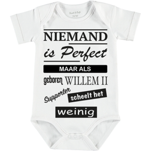 Maak kennis met onze kleine held! 👶💙❤️ Dit schattige rompertje met de tekst 'Niemand is perfect, maar als geboren Willem II-supporter scheelt het weinig' is perfect voor elke toekomstige fan. Een speelse knipoog naar de trots van een supporter, ideaal voor de allerkleinsten die straks het stadion in stijl willen betreden. Geef je kleintje een vleugje voetbalgeschiedenis en een dosis humor met dit unieke rompertje! HB-Webshop.com is een onderdeel van HB-Creations Rijen.