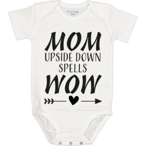 Rompertje Mom upside down spells WOW. HB-Webshop.com is een onderdeel van HB-Creations Rijen en Tilburg Reeshof.