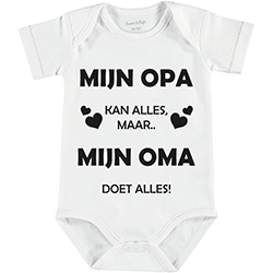 Romper “Mijn opa kan alles, mijn oma doet alles” Hoe leuk is deze romper?! 💕 Een heerlijk cadeautje voor trotse opa’s en oma’s — en natuurlijk té schattig om je kleintje in te zien. Deze zachte, comfortabele romper is gemaakt van 100% katoen en ideaal voor dagelijks gebruik. De opdruk “Mijn opa kan alles, mijn oma doet alles” blijft mooi, ook na veel wasbeurten. Perfect als kraamcadeau, verrassing voor de (groot)ouders, of gewoon omdat het kan. Verkrijgbaar in verschillende maten en kleuren bij HB-Webshop Rijen. 👉 Lief, grappig en vol herkenning — een romper met een glimlach! 😄